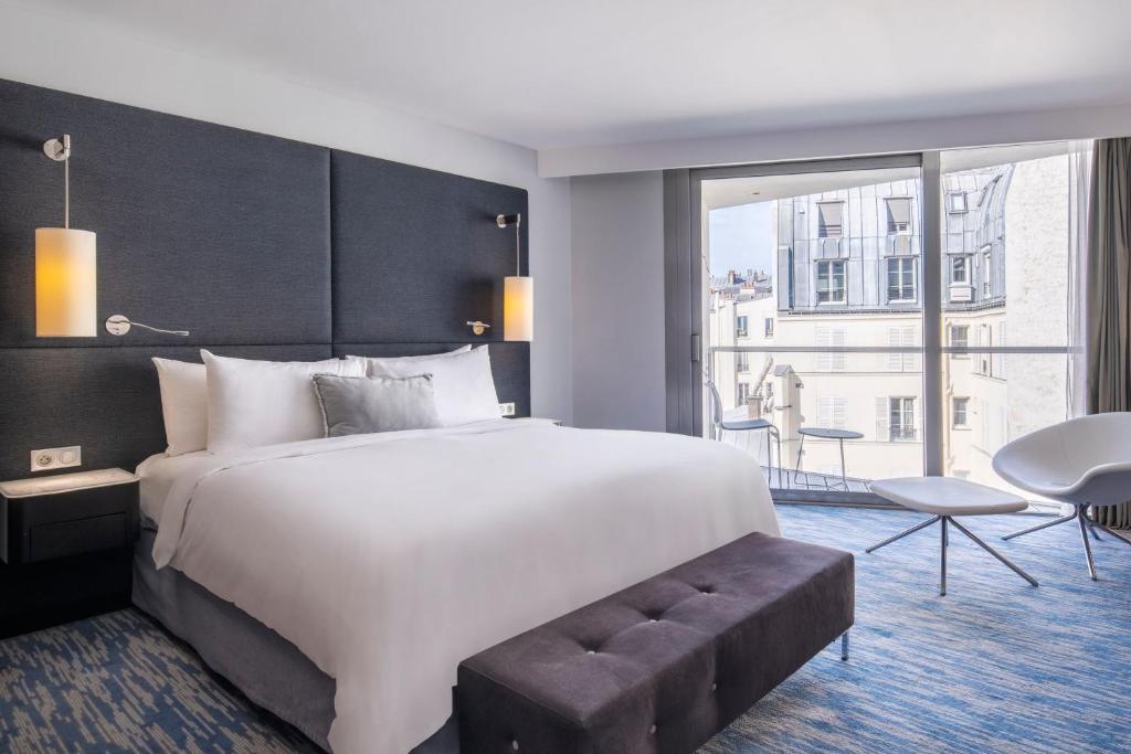 Discover refined comfort in the rooms of Renaissance Paris Arc de Triomphe Hotel, where modern luxury meets timeless elegance.