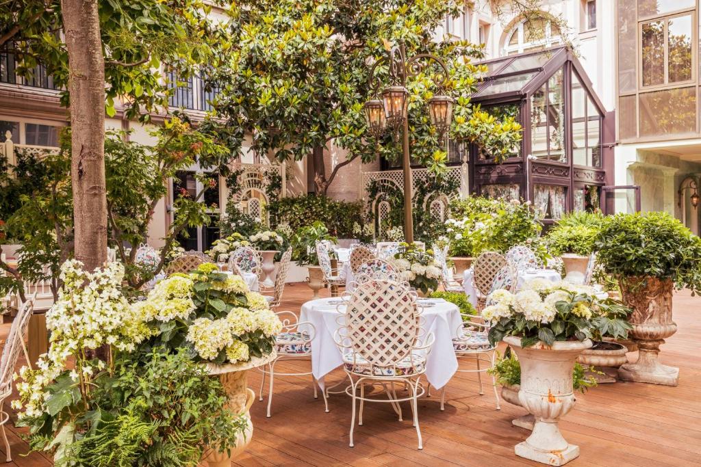 Renaissance Paris Nobel Tour Eiffel Hotel boasts a wealth of amenities, including a fitness center, a rooftop terrace with panoramic views, and an exquisite on-site restaurant offering culinary delights.