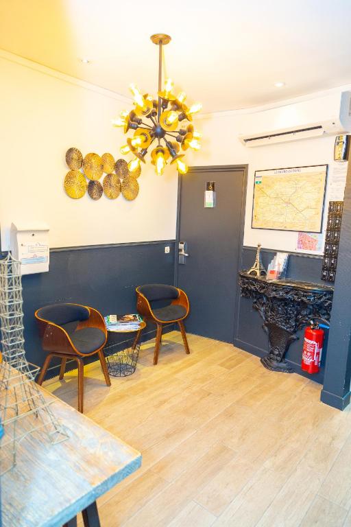 Résidence AURMAT Amenities: Image featuring fitness center, swimming pool, and outdoor seating area.