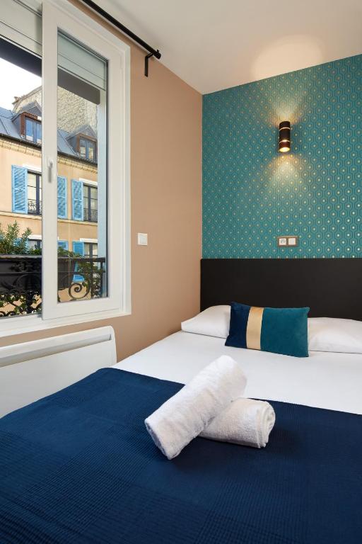 Résidence AURMAT Paris Bedroom: Cozy bedroom with modern furnishings and soft lighting.