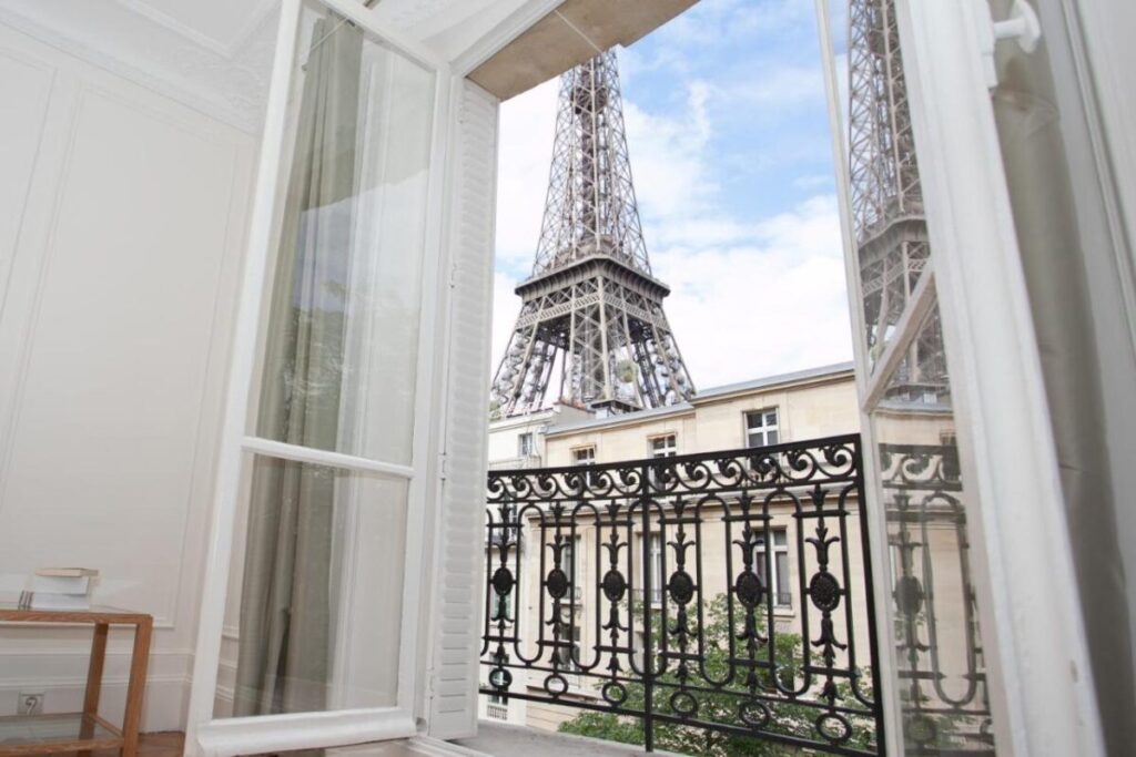 Balcony in Résidence Charles Floquet with Eiffel Tower view