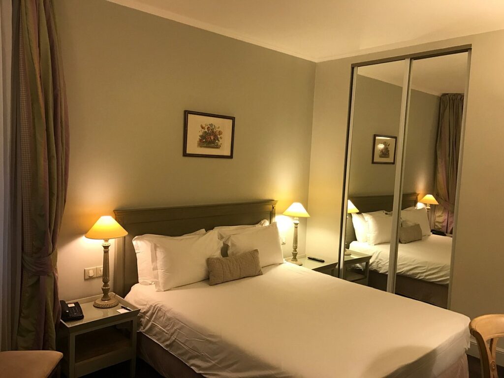 Bedroom in Royal Hôtel Paris