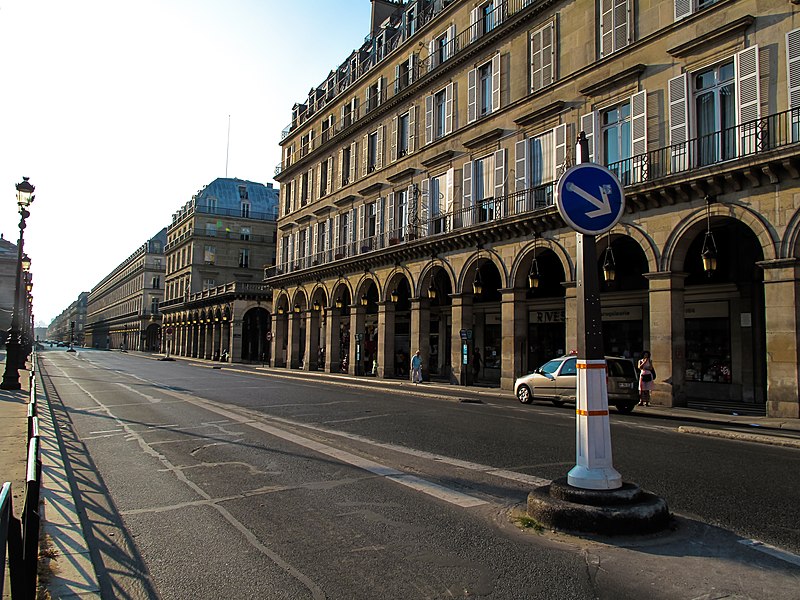 Exterior view of Free'p'star Vintage Shop at 20 Rue de Rivoli, a charming Parisian destination for unique and timeless fashion finds.