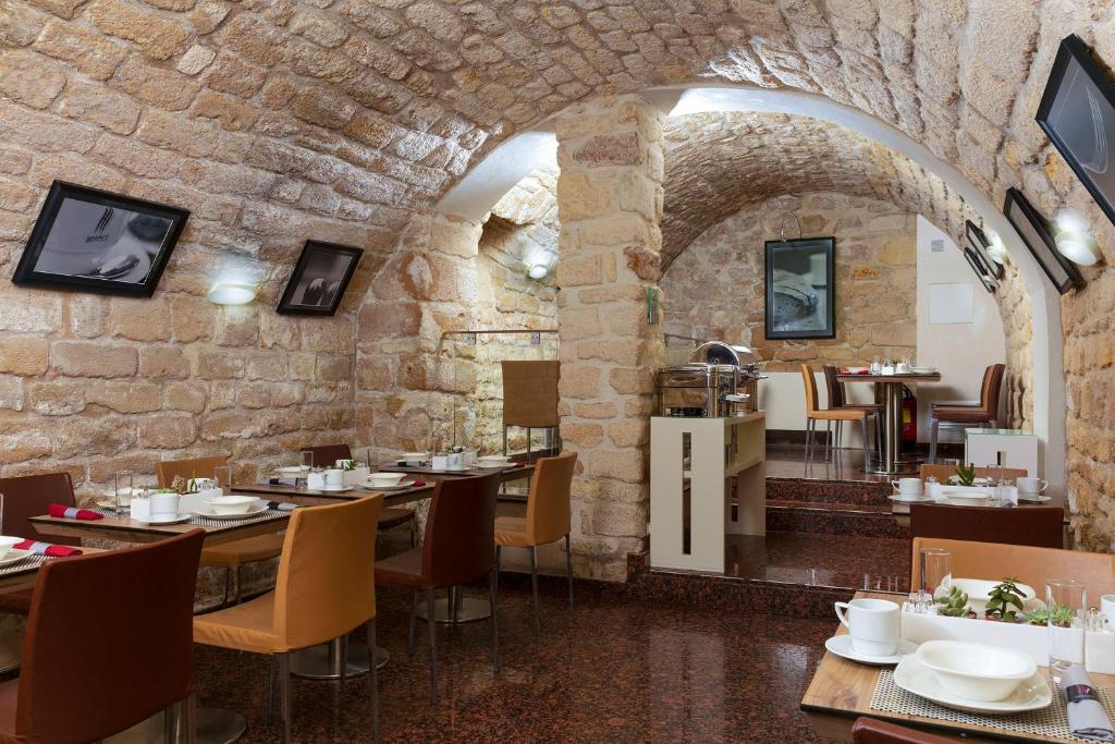 Select Hotel Rive Gauche, encompassing Hôtel Saint-Michel, Hôtel Quartier Sorbonne, and Hôtel Sorbonne Paris, boasts a range of amenities, from complimentary Wi-Fi to cozy lounges.