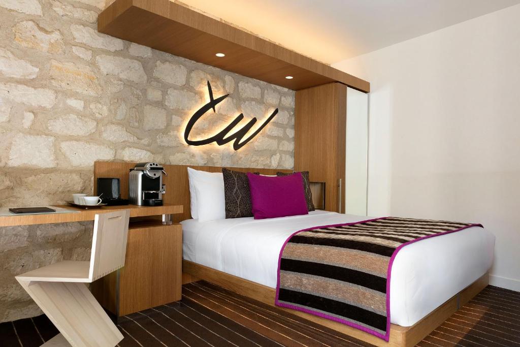 Select Hotel Rive Gauche's rooms across Hôtel Saint-Michel, Hôtel Quartier Sorbonne, and Hôtel Sorbonne Paris offer a harmonious mix of modern amenities and classic Parisian elegance