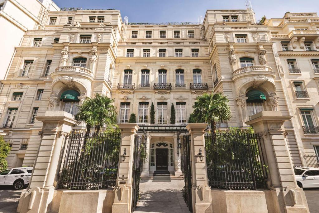 Exterior view of Shangri-La in Paris, France, featuring classic design and a scenic backdrop.
