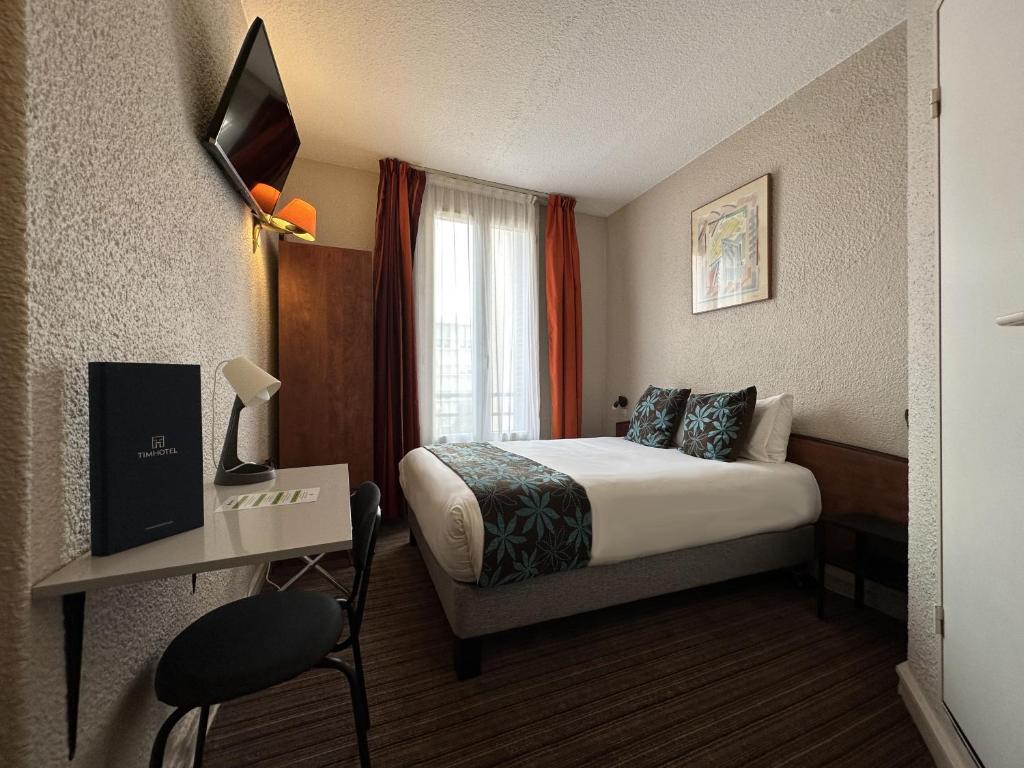 Timhotel Boulogne Rives de Seine rooms boast contemporary interiors with a harmonious blend of comfort and style.