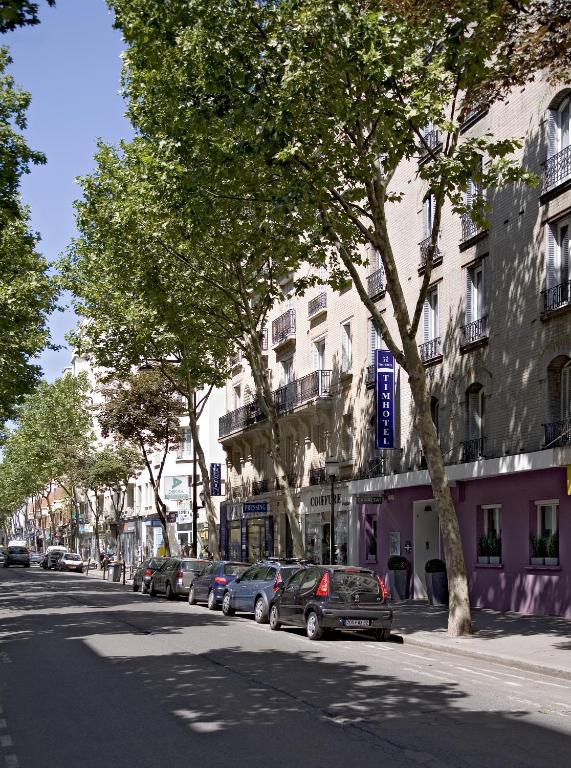 The surroundings of Timhotel Boulogne Rives de Seine feature a vibrant cityscape with a mix of cultural attractions, bustling cafes, and scenic riverfront views along the Seine.