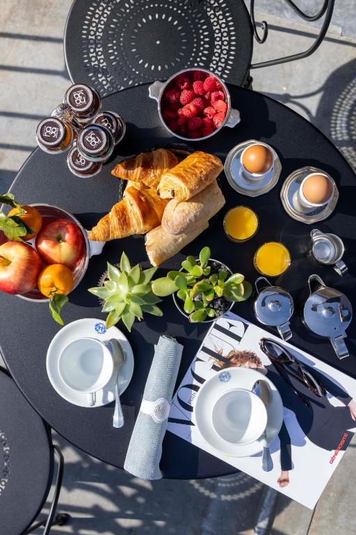 Victoria Palace Hotel offers a curated selection of amenities to elevate the guest experience, including a gourmet restaurant for culinary delights, a fitness center for wellness enthusiasts, and a stylish bar for relaxation.