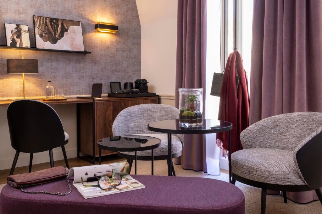 Discover unmatched value at Victoria Palace Hotel through a compelling price comparison, showcasing the perfect balance of opulence and affordability.