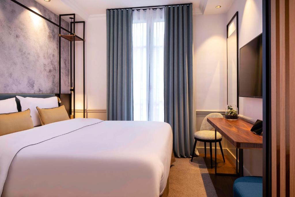 Victoria Palace Hotel rooms epitomize luxury with refined decor, elegant furnishings, and modern amenities.