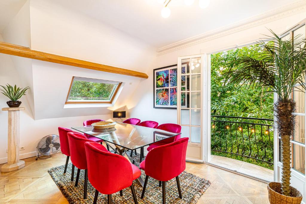 Dining table and area in Villa des Ammonites
