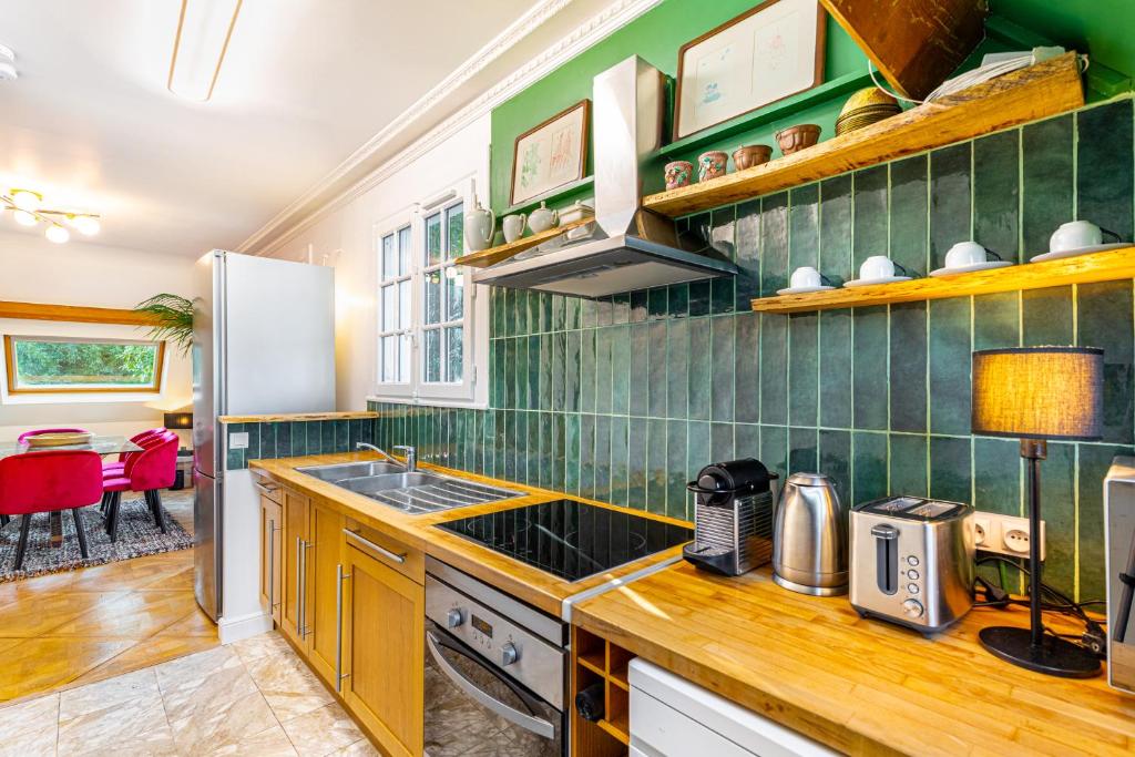 Kitchen and kitchen amenities in Villa des Ammonites