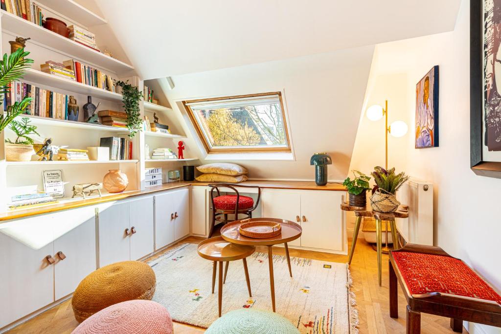 Room space and reading nook in Villa des Ammonites
