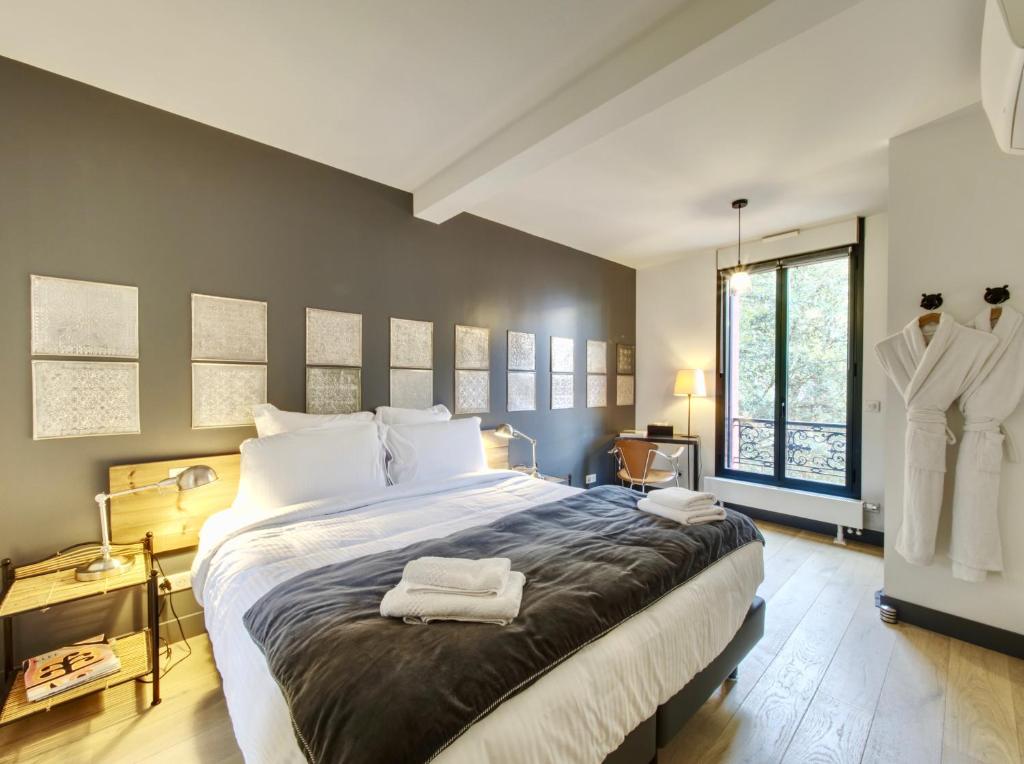 Bedroom interior in Villa Parisiata