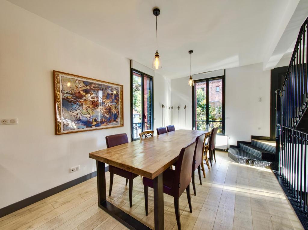 Dining table in Villa Parisiata