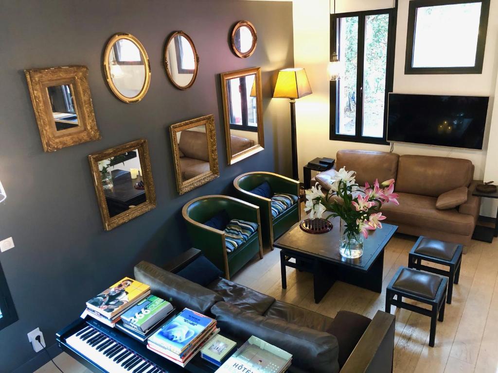 Seats and interior in Villa Parisiata